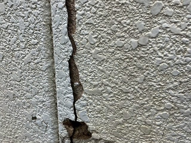 外壁ひび割れ写真